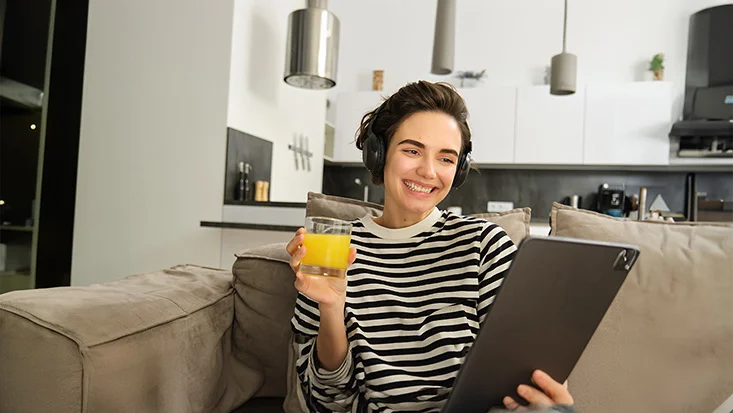 AIWA Citrus Juicer KORYU-girl drinking orange juice